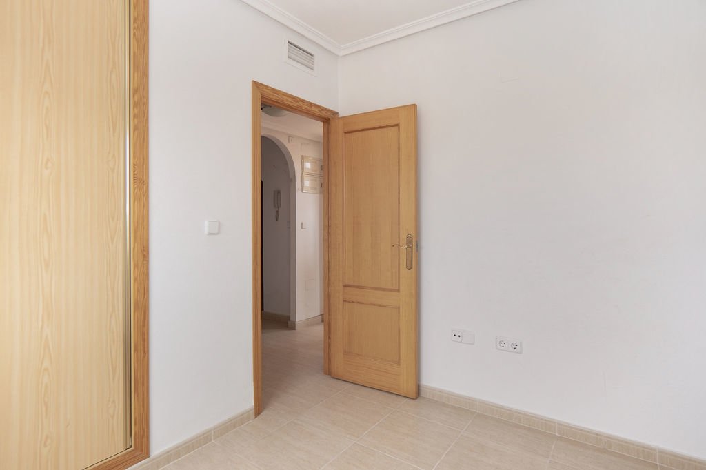 Flat with garage on Calle Nicomedes Gómez — image 11